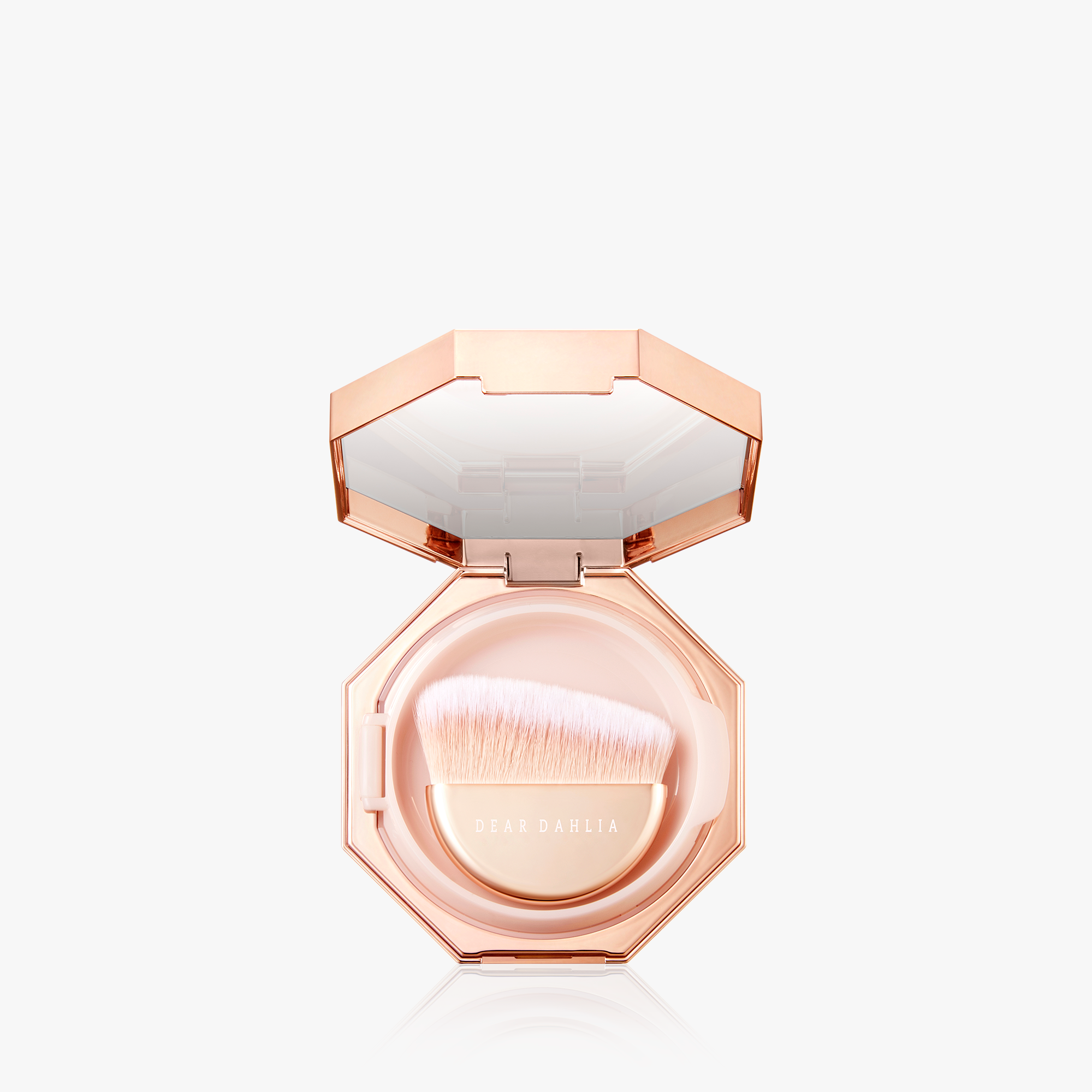 Illuminates the complexion with iridescent colors