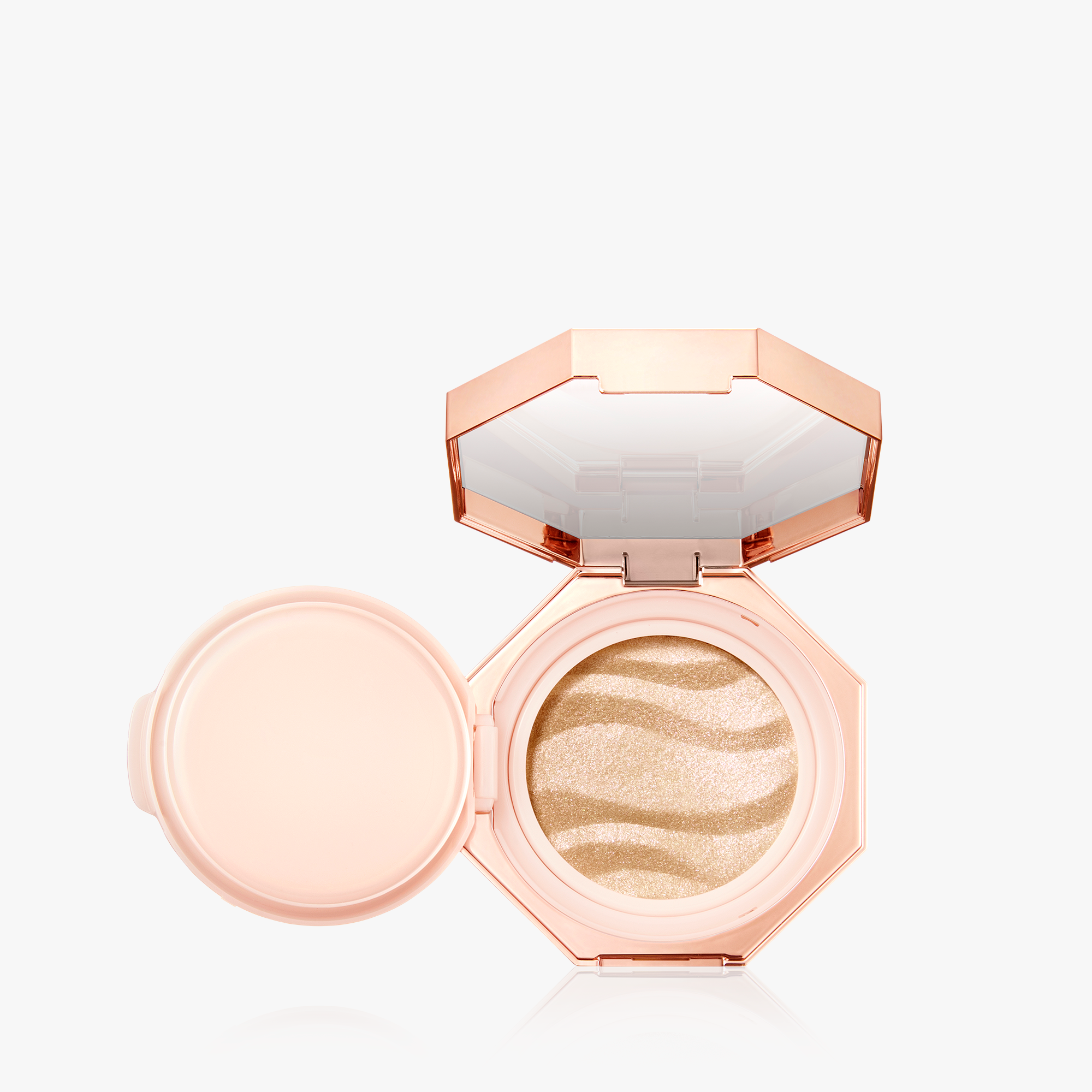 Illuminates the complexion with iridescent colors